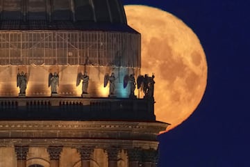 La luna llena se pone detr¨¢s de la Catedral de San Isaac en San Petersburgo, Rusia.