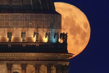 La luna llena se pone detrás de la Catedral de San Isaac en San Petersburgo, Rusia.