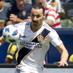 Zlatan y Carlos Vela brillaron tras empate en El Trafico