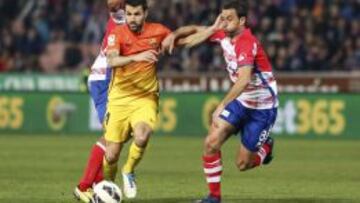 Cesc Fábregas marchándose de Iñigo López y Mikel Rico.