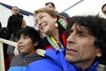 La presidenta de Chile Michelle Bachelet junto a los aficionados.