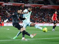 Bakambu, junto a Leo Román.