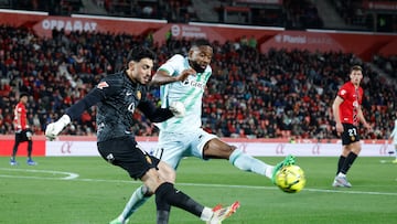 Bakambu, junto a Leo Román.