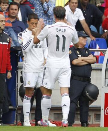 Chicharito sale por Gareth Bale durante el encuentro ante el Deportivo el 20 de septiembre de 2014.