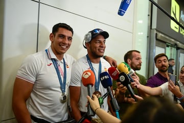 Los boxeadores Ayoub Ghadfa (i) y Enmanuel Reyes Pla posan con sus medallas conseguidas en París a su llegada este domingo a Madrid. 