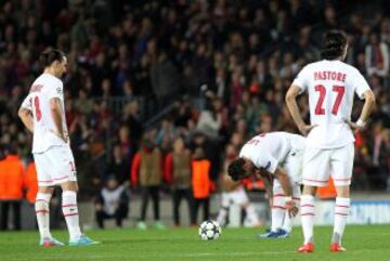 Decepci&oacute;n de los jugadores del PSG tras el gol de Pedro.