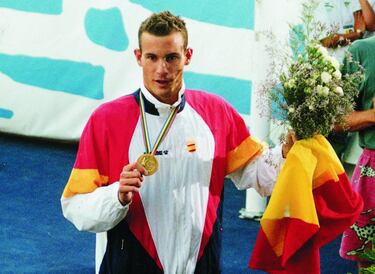 Martín López Zubero, el mejor nadador español de todos los tiempos, nació en EEUU, pero siempre compitió con España. Ganó un oro olímpico (Barcelona'92), dos Mundiales y cinco Europeos, además de una plata y un bronce mundialistas, y dos platas continentales. Su hermano David abrió el camino con su bronce en los 100 mariposa de Moscú'80 y él, que según su padre tenía menos calidad natural pero mucha más capacidad de dedicación, se convirtió en un dominador de la natación de su época. Los 200 espalda fueron su distancia favorita (en ella obtuvo el máximo metal en Barcelona), aunque en los 100 también acumuló muchas victorias. El récord nacional en esta última modalidad le duró 16 años, hasta que Aschwin Wildeboer lo batió en 2008. Su legado: dos medallas olímpicas.