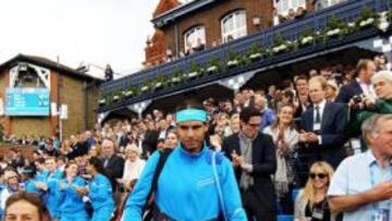 <b>EL CLUB DE LA REINA. </b>Nadal pasa ante el público en el Queens Club antes de jugar su partido.