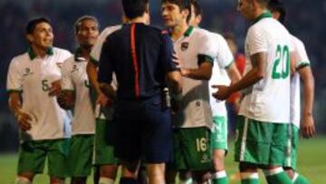 Los bolivianos protestaron al árbitro Pablo Díaz la sanción del penal en el último minuto.