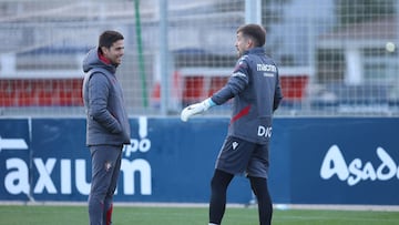 Lisci charla con Aitor Fernández durante un entrenamiento.