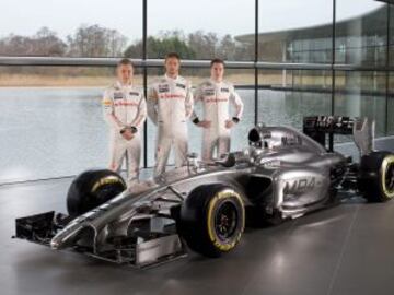 Nuevo McLaren Mercedes MP4-29. El piloto danés Kevin Magnussen, el británico Jenson Button y el belga Stoffel Vandoorne posando junto al nuevo McLaren.