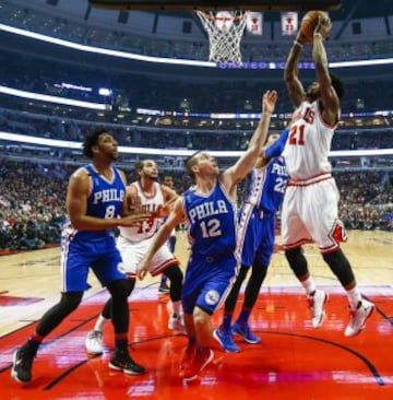 Richaun Holmes, T.J. McConnell y Jahlil Okafor de los 76ers ante Jimmy Butler y Kirk Hinrich de los Bulls.