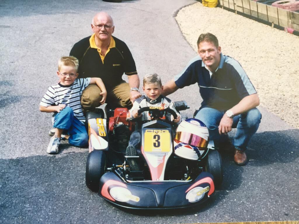 Max Verstappen, de pequeño en un kart con el dorsal número '3'. A su lado, su padre, Jos Verstappen.