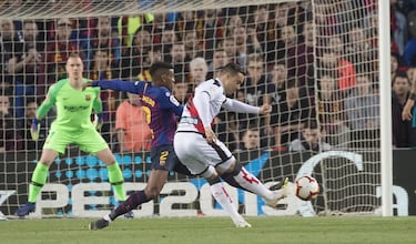 El jugador del Rayo Vallecano Ral de Toms marca el 0-1 al Barcelona. 