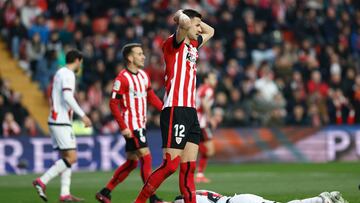 MADRID , 05/03/2023.- El delantero Athletic Gorka Guruzeta, durante el partido de LaLiga entre el Rayo Vallecano y el Athletic de Bilbao que disputan este domingo en el estadio de Vallecas. EFE/Rodrigo Jim¨¦nez