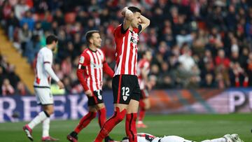 MADRID , 05/03/2023.- El delantero Athletic Gorka Guruzeta, durante el partido de LaLiga entre el Rayo Vallecano y el Athletic de Bilbao que disputan este domingo en el estadio de Vallecas. EFE/Rodrigo Jiménez
