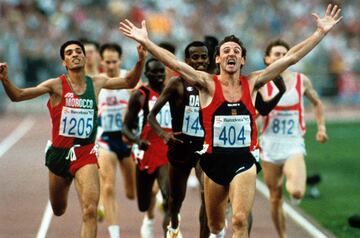 Sin duda, una de las medallas más sufridas y recordadas. El atleta Fermín Cacho, considerado uno de los mejores de la historia, logró el oro en 1500 en un increíble sprint que puso de pie a todo el estadio y que, tras estar a la sombra del argelino Nourredine Morceli, campeón del mundo y que había estado imbatido todo 1991, obtuvo su recompensa. De hecho, ganó la prueba con un tiempo peor que el que hizo en la clasificación y en la semifinal.