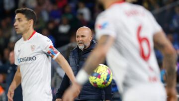 Jorge Sampaoli, entre Navas y Gudelj.