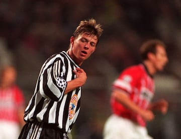 El delantero danés llamó el interés de varios clubes importantes después de un gran paso por el modesto Heerenveen. En julio de 1997, Tomasson fichó con el Newcastle United de la Premier League. Al día de hoy es recordado como una mala contratación en el seno de las Urracas: solamente metió tres goles en 31 partidos. 'El Escorpión Blanco' se repuso de este tropiezo y tuvo grandes temporadas con Feyenoord, AC Milan y Villarreal. 