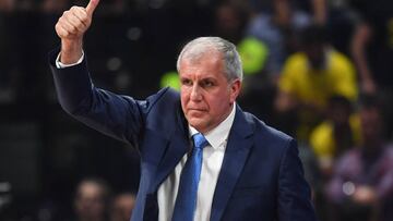 Fenerbahce's Serbain head coach Zeljko Obradovic reacts during the Euroleague Final Four finals basketball match between Real Madrid and Fenerbahce Dogus Istanbul at The Stark Arena in Belgrade on May 20, 2018. / AFP PHOTO / Andrej ISAKOVIC