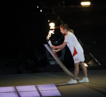 TOR88- TORONTO (CANADÁ), 10/07/2015.- La joven deportista Faith Zacharias coloca la llama de los Juegos Panamericanos 2015 sobre el escenario del Roger Center durante la ceremonia de inauguración hoy, 10 de julio. Los juegos tendrán lugar en esta importante ciudad, la de mayor crecimiento de Norteamérica, del 10 al 26 de julio de 2015.EFE/ ORLANDO BARRIA