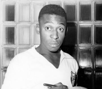 EL Rey Pelé debutó a la edad de 15 años con el Santos de Brasil. En su primer torneo Paulista se erigió como goleador de su equipo, con lo que llamó la atención del técnico de la selección nacional, Vicente Feola. Lo llamó a la ‘Canarinha’ con menos de 12 meses como profesional a la edad de 16 años. Fue clave para conseguir el primer campeonato mundial de Brasil en Suecia 58ª sus 17 años, certamen donde Edson logró seis anotaciones. Es el máximo ganador de mundiales en la historia, con tres. 