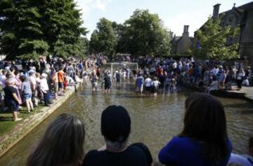 Partido anual de fútbol sobre las aguas del río Windrush