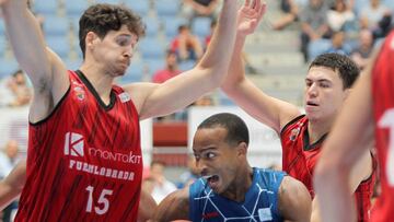 GRAF6731. SAN SEBASTIÁN, 30/09/2018.- El jugador del Delteco GBC Nevels (c), entre los jugadores del Montakit Fuenlabrada José González (i) y Cruz (d) durante el partido de la primera jornada de la fase regular de la ACB que ambos equ