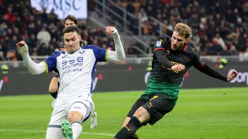 MILAN (Italy), 15/02/2025.- AC Milan's Santiago Gimenez scores a goal that was later disallowed during the Italian Serie A soccer match between AC Milan and Hellas Verona FC in Milan, Italy, 15 February 2025. (Italia) EFE/EPA/ROBERTO BREGANI