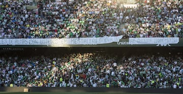 La primera plantilla del Real Betis se entrenó este martes por la tarde ante unos 10.000 aficionados verdiblancos, que apoyaron al equipo horas antes de que viajar a Valencia para jugar la vuelta de la semifinal de la Copa del Rey.