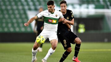 ELCHE, SPAIN - MAY 11: Lucas Boye of Elche CF is challenged by Tomas Pina of Deportivo Alaves during the La Liga Santander match between Elche CF and Deportivo Alavés at Estadio Martinez Valero on May 11, 2021 in Elche, Spain. Sporting stadiums aro
