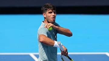 MASON, OHIO - AUGUST 10: Carlos Alcaraz of Spain reacts after losing a point during the match against Damir D�umhur of Bosnia and Herzegovina during Day 4 of the Cincinnati Open at the Lindner Family Tennis Center on August 10, 2025 in Mason, Ohio. Dylan Buell/Getty Images/AFP (Photo by Dylan Buell / GETTY IMAGES NORTH AMERICA / Getty Images via AFP)