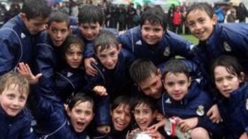<b>CAMPEONES. </b>Los pequeños madridistas posaron con el trofeo.