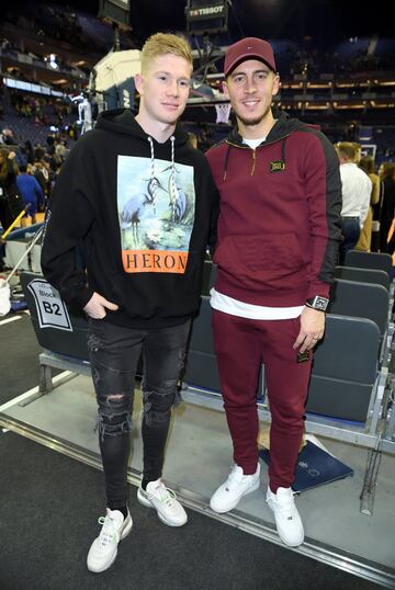 Kevin De Bruyne y Eden Hazard posan para los medios.