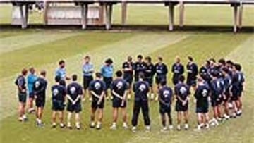 <B>REPRIMENDA</B>. Ferrando castigó a sus jugadores con una doble sesión.