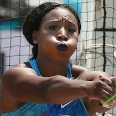 Gwen Berry le da la espalda a la bandera de Estados Unidos durante los trials de atletismo