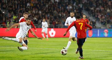 El delantero español, Ansu Fati, marca el 0-1 para la selección española. 

