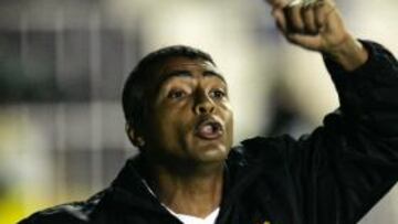 <b>TÉCNICO ABNEGADO. </b>Romario dirigió el primer tiempo ante el América desde el banquillo.