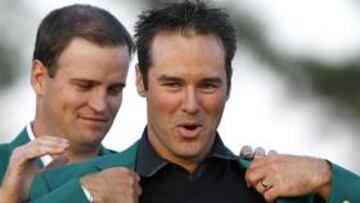<strong>RELEVO DE CAMPEONES.</strong> El sudafricano Trevor Immelman recibe de manos del último campeón, Zach Johnson, la chaqueta verde que le acredita como vencedor del Masters de Augusta.