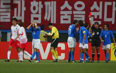 El árbitro ecuatoriano Byron Moreno fue el gran protagonista del encuentro de octavos del Mundial 2002. El doble rasero, mucho más laxo para el equipo local, se hizo notar desde el inicio del encuentro. Un leve agarrón lo sancionó con penal a favor del equipo coreano, un codazo de Kim Tae-Young, que ya tenía amarilla a Del Piero, que acabó sangrando, no fue castigado. Pero quizás lo más llamativo fue el penal que sufrió Totti y que acabó viendo tarjeta amarilla. Estos podrían ser errores de apreciación puntuales, sin embargo, su carrera está plagada de actuaciones polémicas y que en una ocasión le llevó a ser suspendido 20 jornadas en la Liga ecuatoriana.