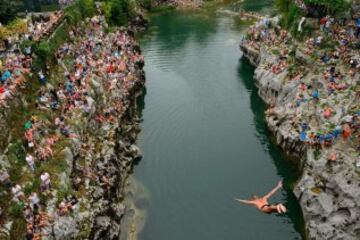 El serbio Goran Bojic se lanza desde 17 metros de altura en el tradicional concurso de salto desde el puente al río Soca en Kanal, Eslovenia.