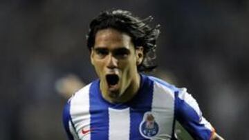 Falcao hunde al submarino amarillo en O Dragao