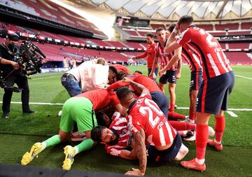 Los jugadores rojiblancos celebran el 2-1 de Luis Suárez. 