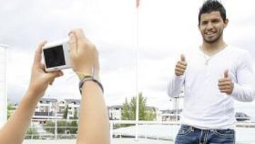 <b>ADIÓS. </b>Agüero posa sonriente ante una joven aficionada rojiblanca. El argentino no quiere vestir más la elástica del Atlético.