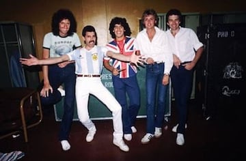 LA FOTO. Maradona reunido con Freddie Mercury de Queen, quien se enfundó en la playera de Argentina