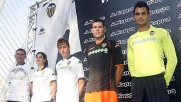 <b>MURCIÉLAGO.</b> En la camiseta que utilizará el Valencia en Europa se incluye la serigrafía de un murciélago formado con los nombres de los jugadores.