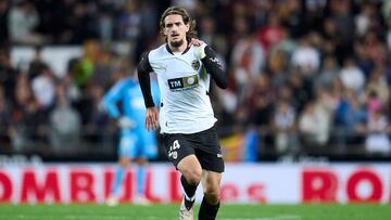 VALENCIA, SPAIN - DECEMBER 07: Yarek Gasiorowski of Valencia CF in action during the LaLiga match between Valencia CF and Rayo Vallecano at Estadio Mestalla on December 07, 2024 in Valencia, Spain. (Photo by Aitor Alcalde Colomer/Getty Images)
