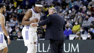 Guerschon Yabusele atiende a las explicaciones de Pablo Laso.