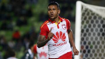 Wilson Morelo celebrando un gol de Santa Fe ante Santiago Wanderers por la ida de la tercera fase de Copa Libertadores