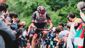 Juan Ayuso, ciclista del UAE, en pleno esfuerzo.